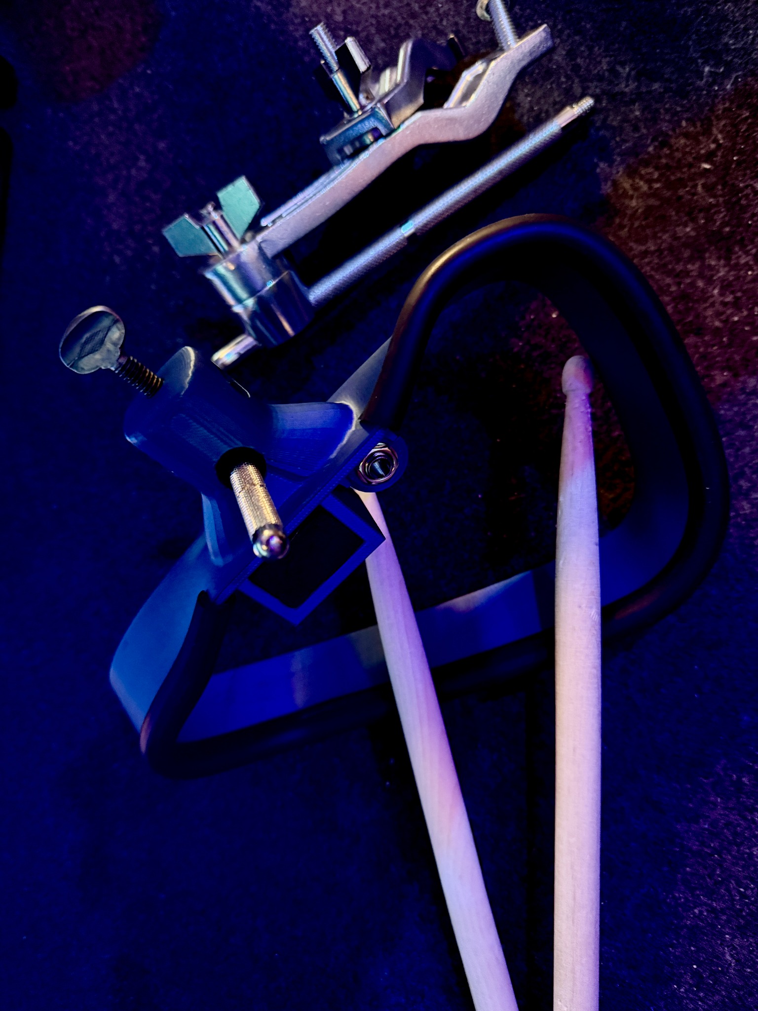Trigger tambourine mounted by a drum kit